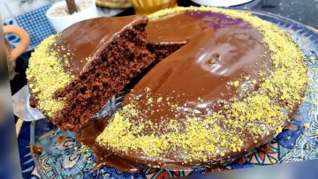 كما عودتنا أم وليد في كل يوم وصفة جديدة، ووصفة اليوم عبارة عن كيكة الشوكلاطة،بمكونات سهلة و بسيطة _البيض _الشوكلاطة _القليل من المقادير